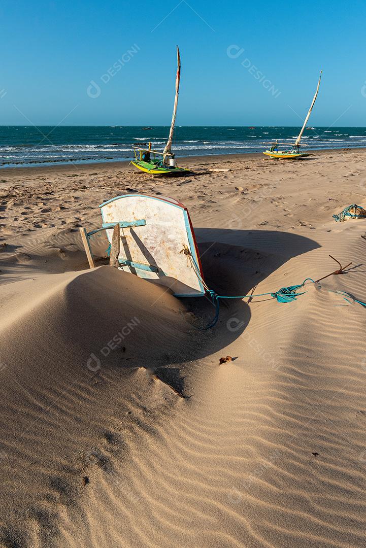Barcos de pesca na areia da praia de Ponta Grossa, Icapuí, Ceará
