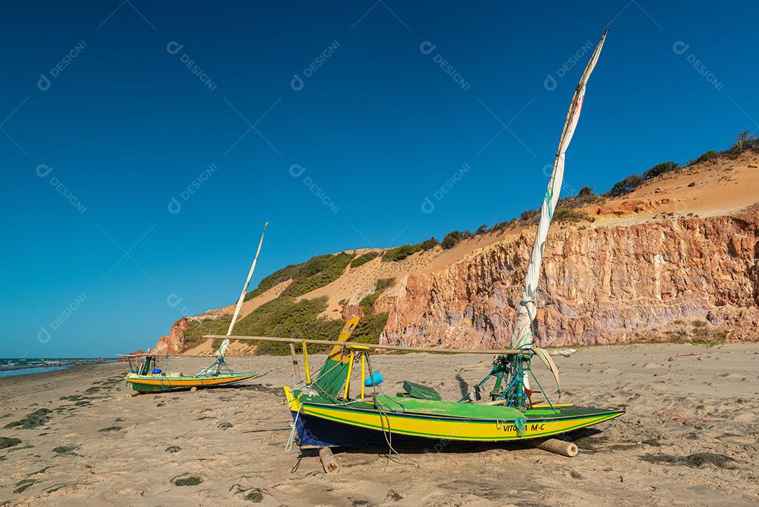 Barcos de pesca na areia da praia de Ponta Grossa, Icapuí, Ceará