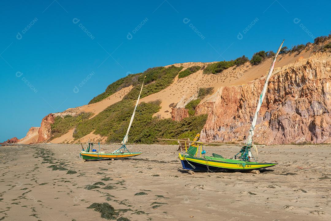 Barcos de pesca na areia da praia de Ponta Grossa, Icapuí, Ceará