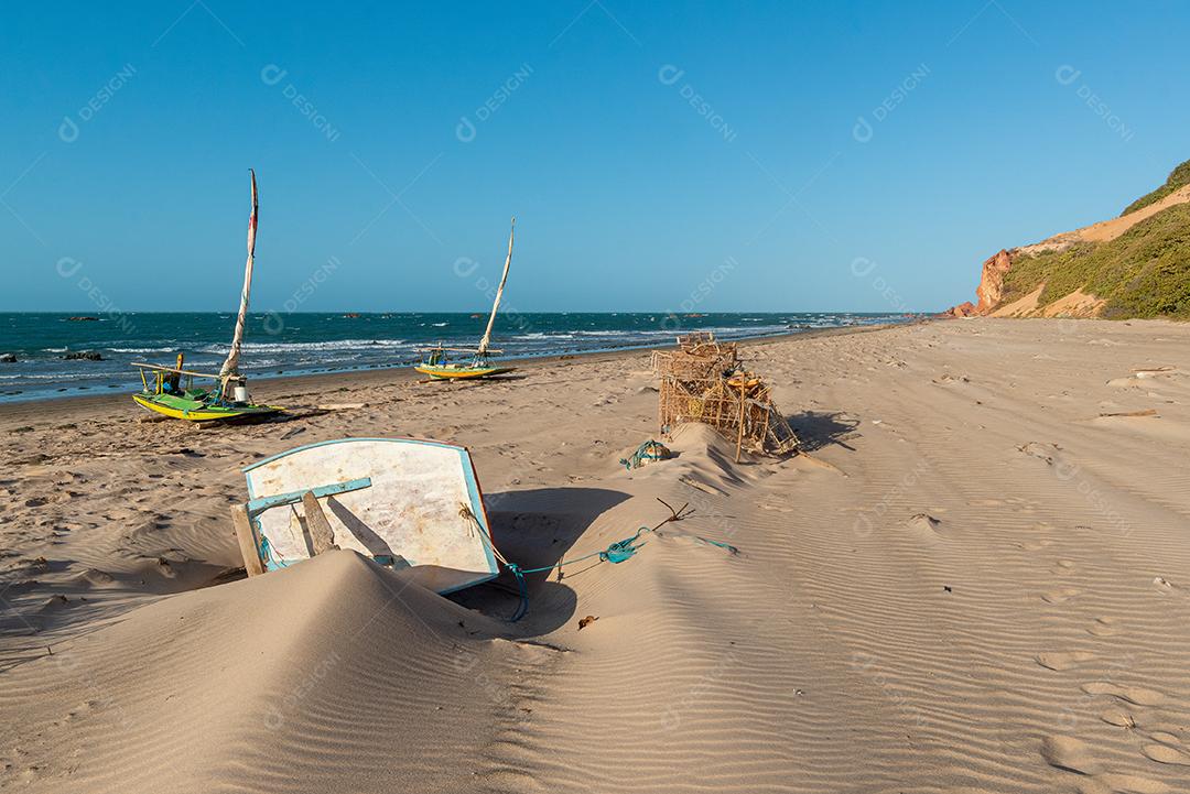 Barcos de pesca na areia da praia de Ponta Grossa, Icapuí, Ceará
