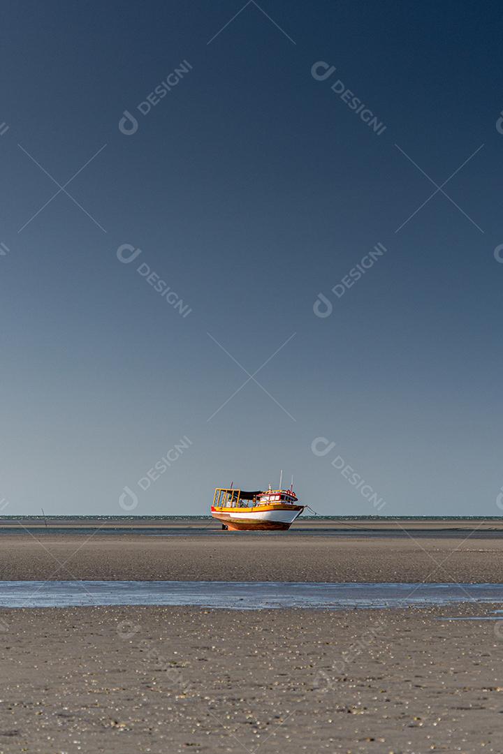 Barco de pesca esperando a maré na praia de Requenguela, Icapuí, Ceará