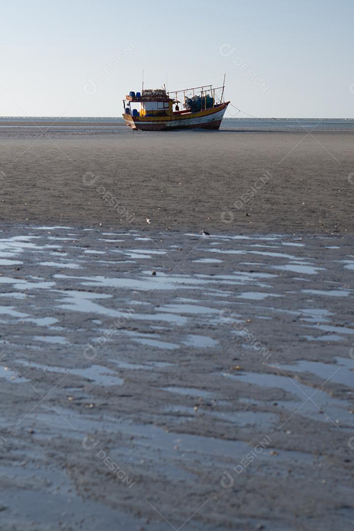 Barco de pesca esperando a maré na praia de Requenguela, Icapuí, Ceará