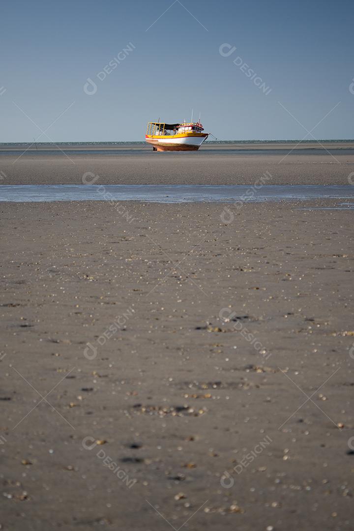 Barco de pesca esperando a maré na praia de Requenguela, Icapuí, Ceará