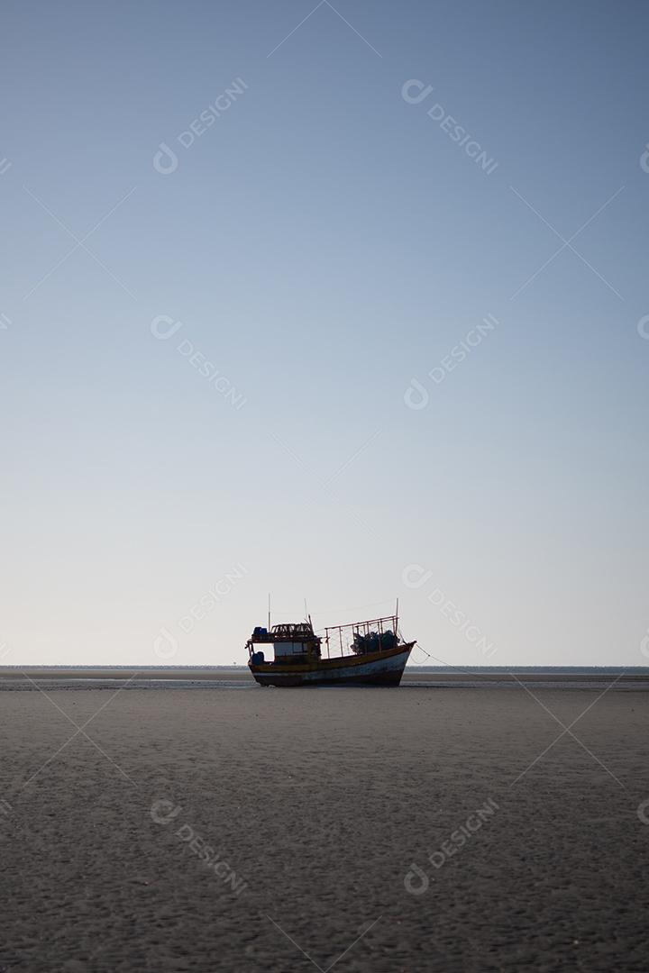 Barco de pesca esperando a maré na praia de Requenguela, Icapuí, Ceará