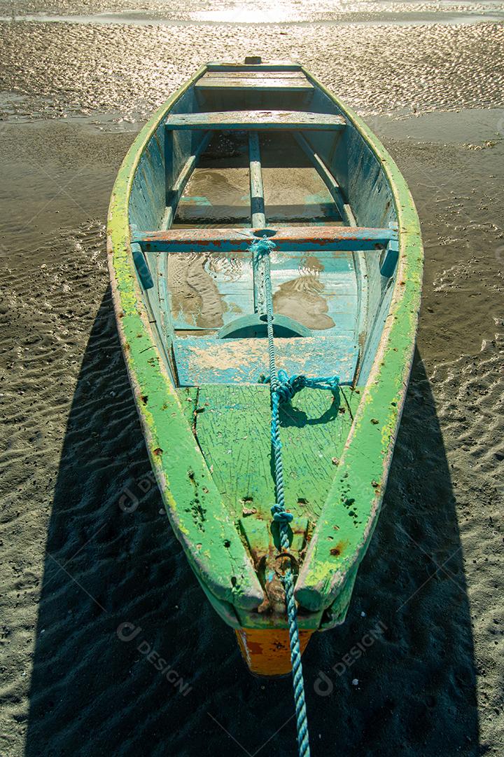 Barco de pesca esperando a maré na praia de Requenguela, Icapuí, Ceará