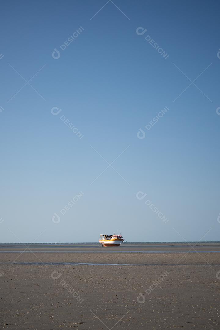 Barco de pesca esperando a maré na praia de Requenguela, Icapuí, Ceará