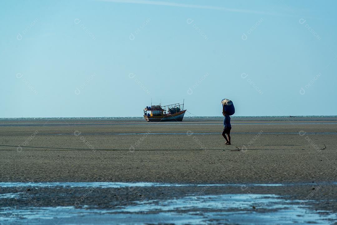 Barco de pesca esperando a maré na praia de Requenguela, Icapuí, Ceará