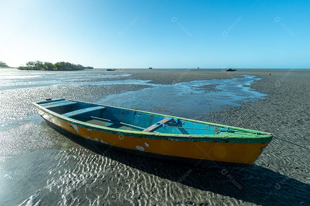Barco de pesca esperando a maré na praia de Requenguela, Icapuí, Ceará