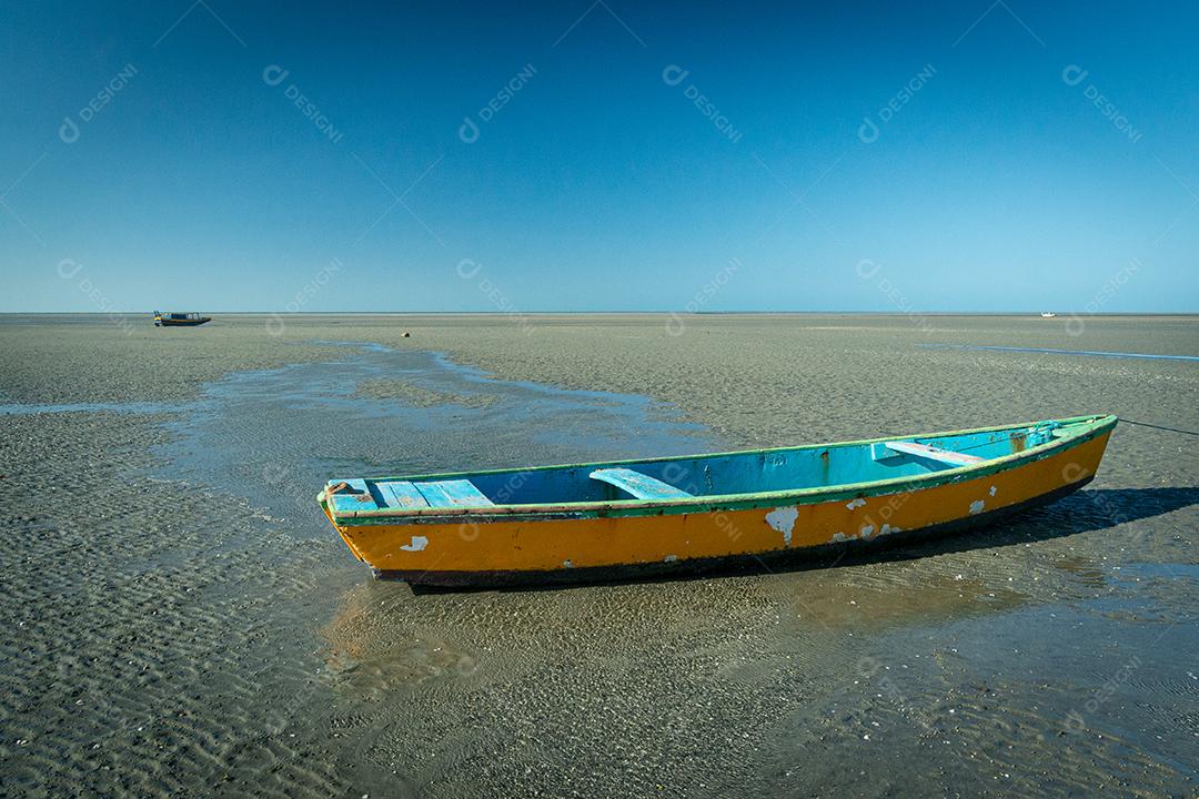 Barco de pesca esperando a maré na praia de Requenguela, Icapuí, Ceará