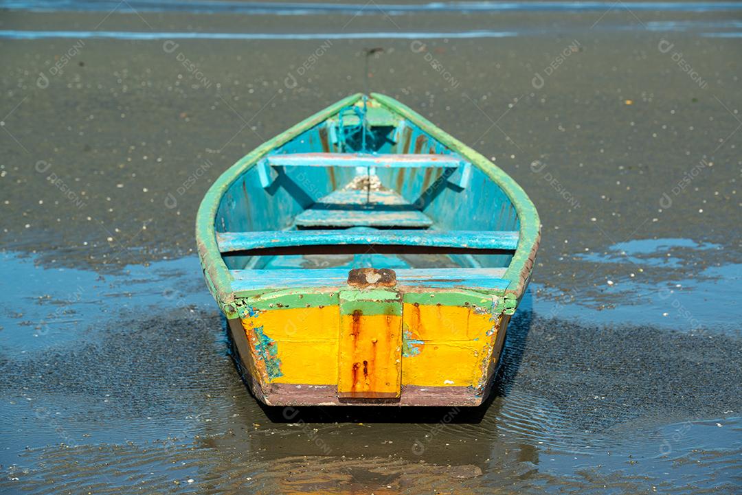 Barco de pesca esperando a maré na praia de Requenguela, Icapuí, Ceará