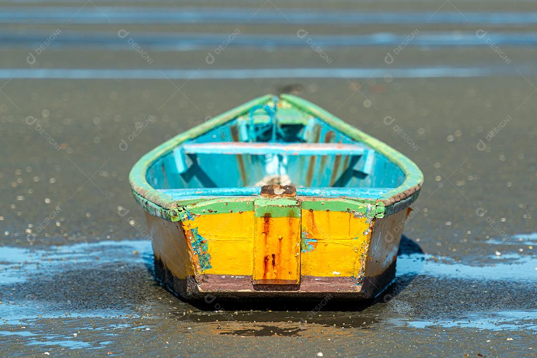 Barco de pesca esperando a maré na praia de Requenguela, Icapuí, Ceará