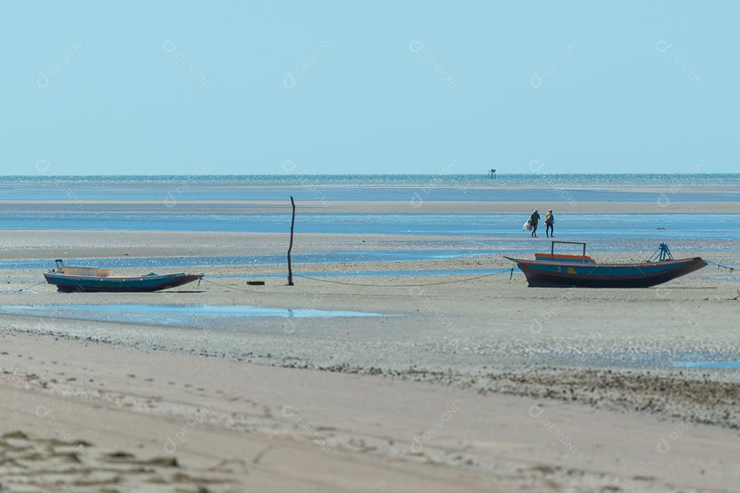 Barco de pesca esperando a maré na praia de Requenguela, Icapuí, Ceará