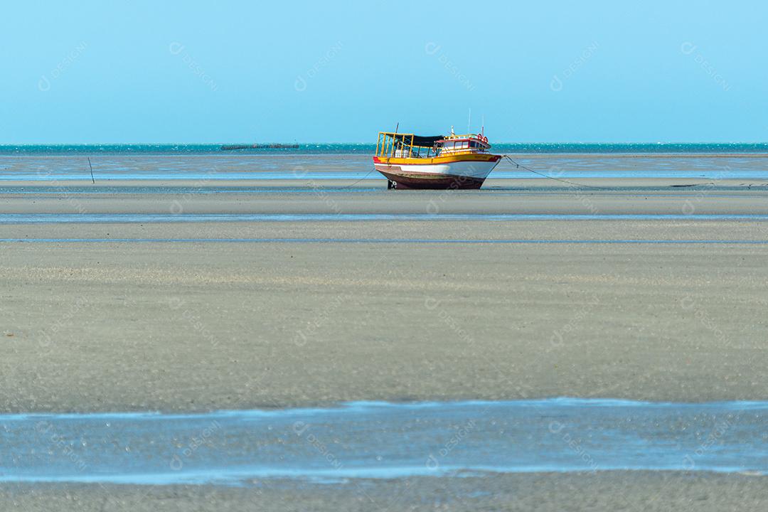 Barco de pesca esperando a maré na praia de Requenguela, Icapuí, Ceará