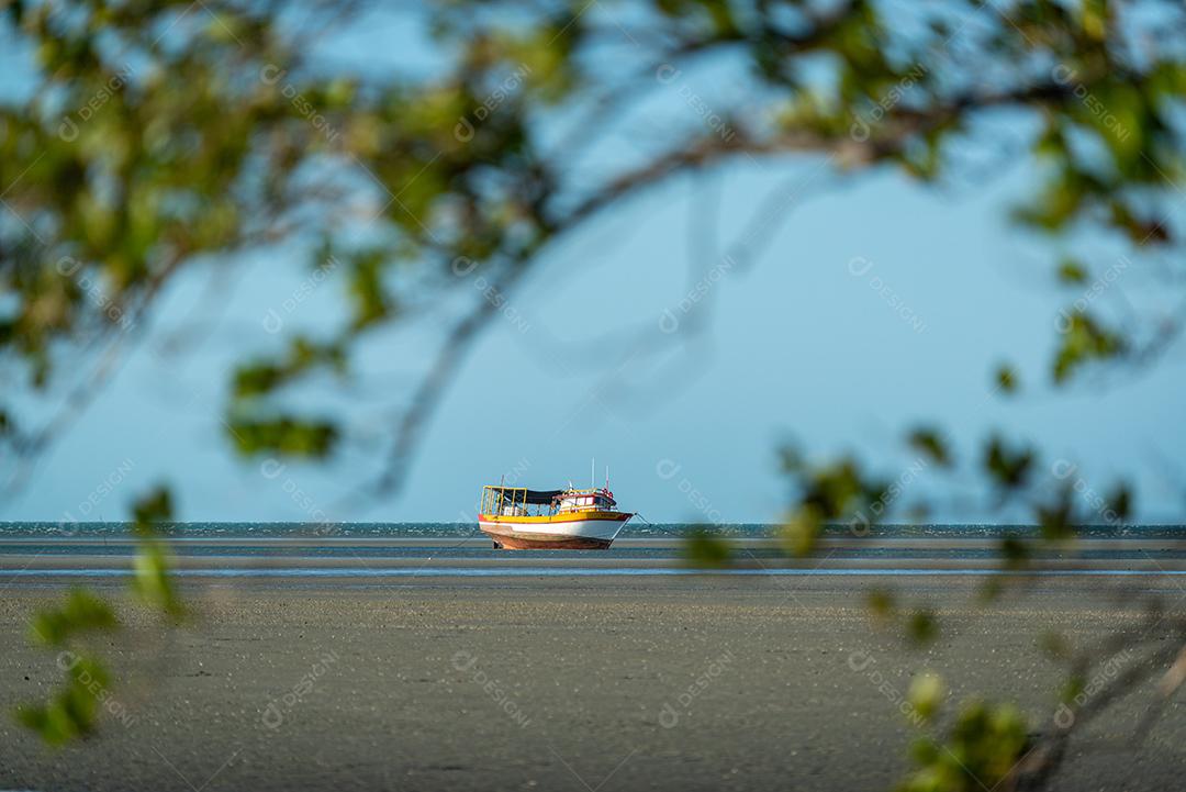 Barco de pesca esperando a maré na praia de Requenguela, Icapuí, Ceará