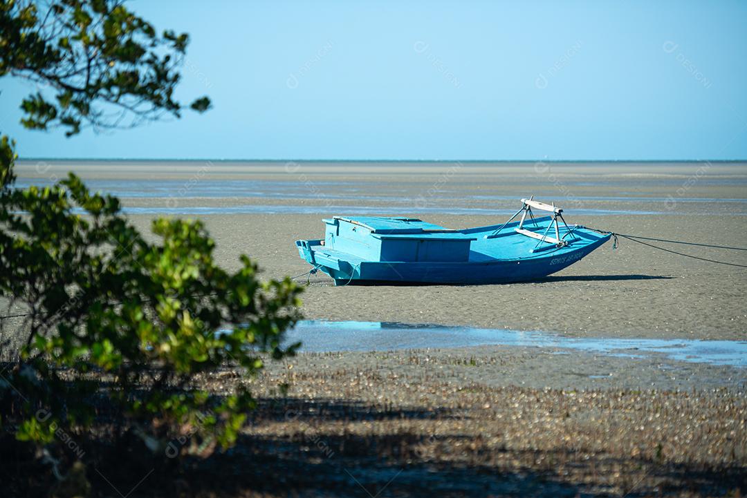 Barco de pesca esperando a maré na praia de Requenguela, Icapuí, Ceará