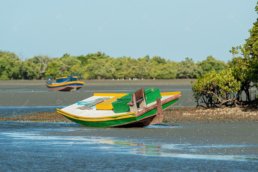 Barco de pesca esperando a maré na praia de Requenguela, Icapuí, Ceará