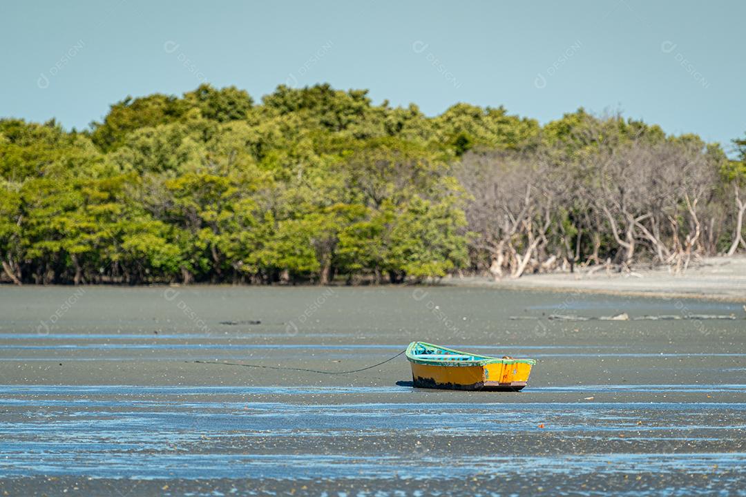 Barco de pesca esperando a maré na praia de Requenguela, Icapuí, Ceará