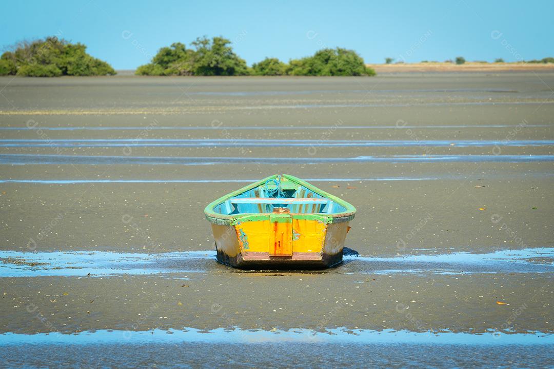 Barco de pesca esperando a maré na praia de Requenguela, Icapuí, Ceará