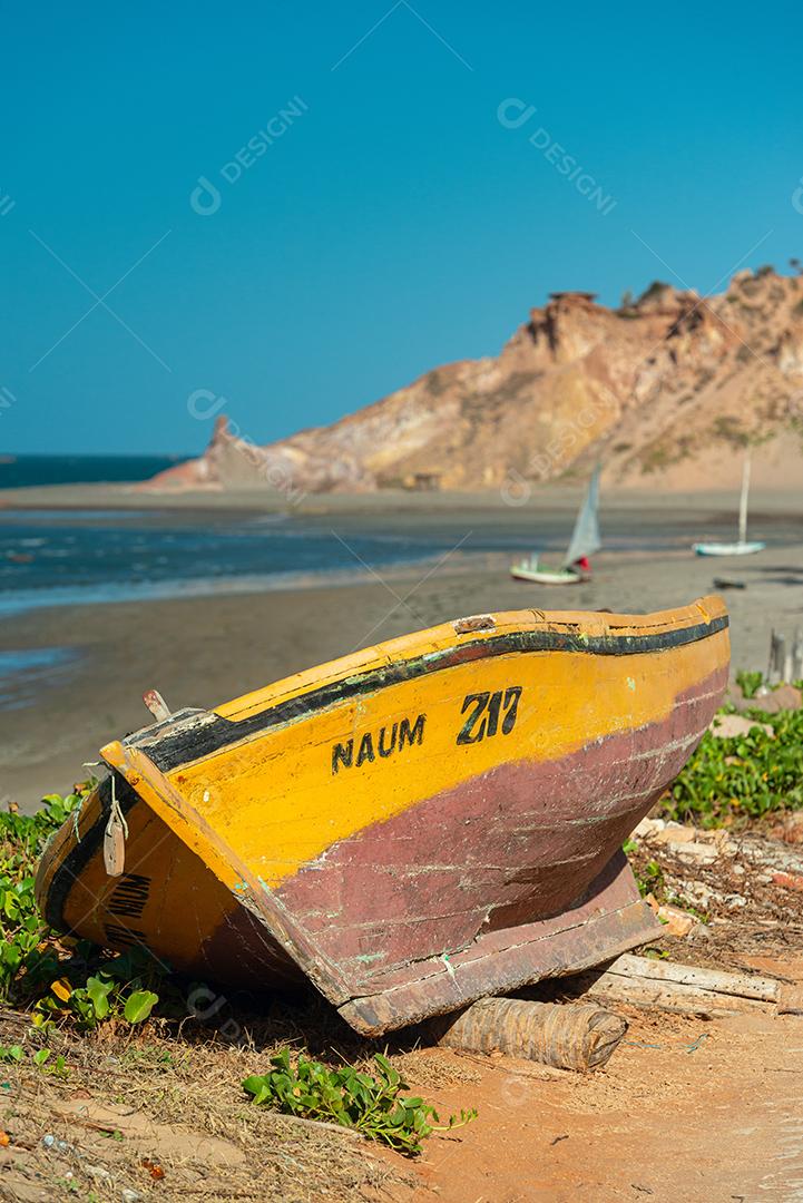 Barco de pesca esperando a maré na praia de Requenguela, Icapuí, Ceará
