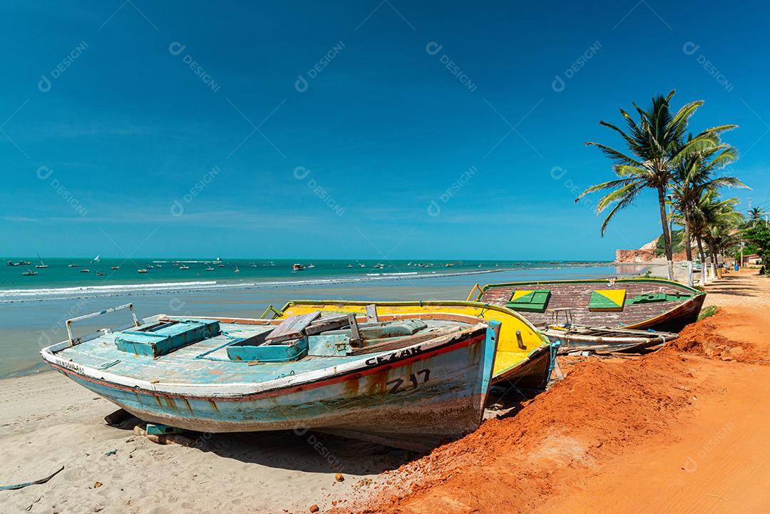 Barcos de pesca na areia da praia de Ponta Grossa, Icapuí, Ceará