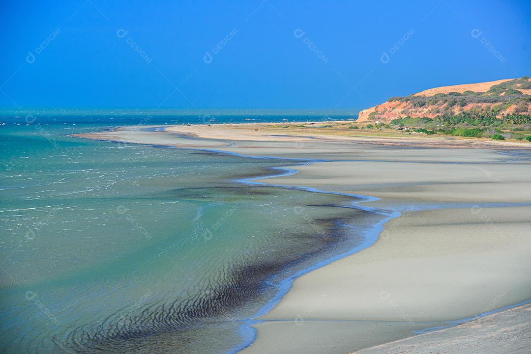Duna com vegetação em um dia ensolarado na Praia de Ponta Grossa, Icapuí