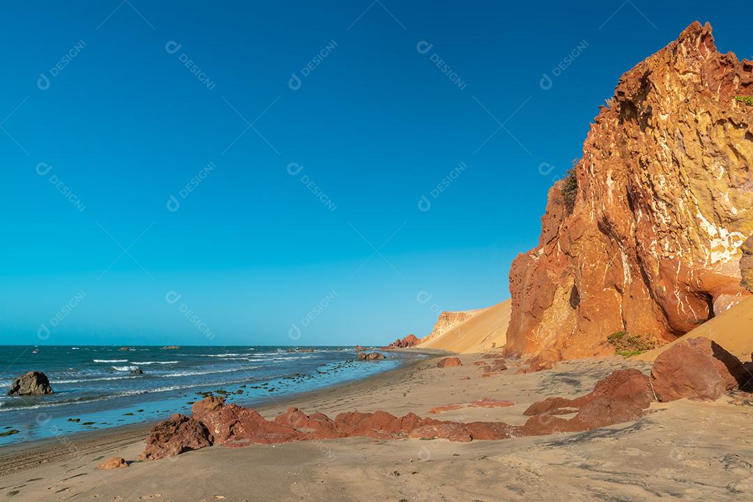 Duna com vegetação em um dia ensolarado na Praia de Ponta Grossa, Icapuí