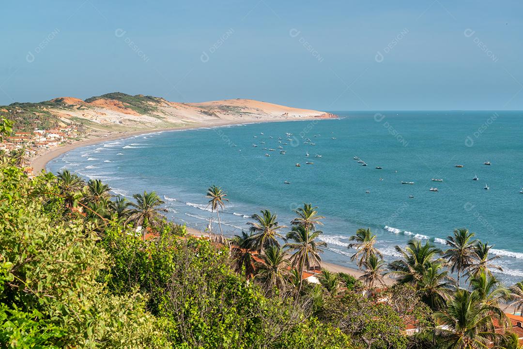 Vista matinal da Praia de Peroba, Icapuí, Ceará, Brasil com pequenos barcos de pesca e duna