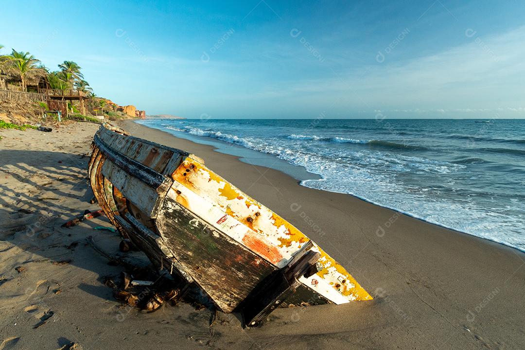 Barco velho encalhado de manhã cedo na praia de Peroba, Icapuí, Ceará