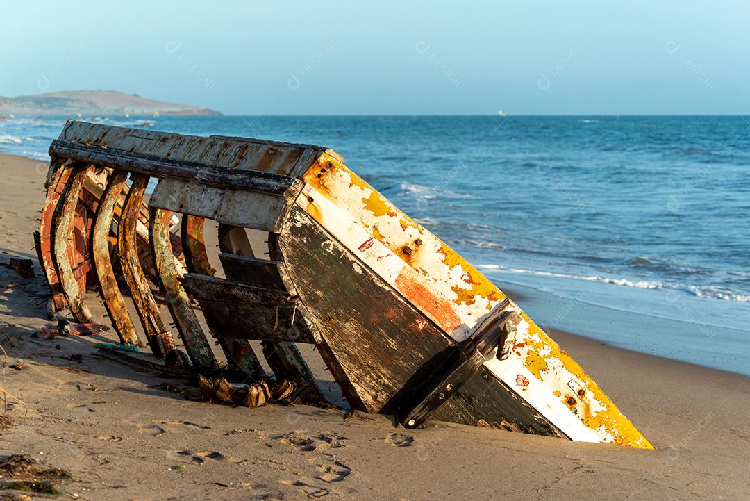 Barco velho encalhado de manhã cedo na praia de Peroba, Icapuí, Ceará