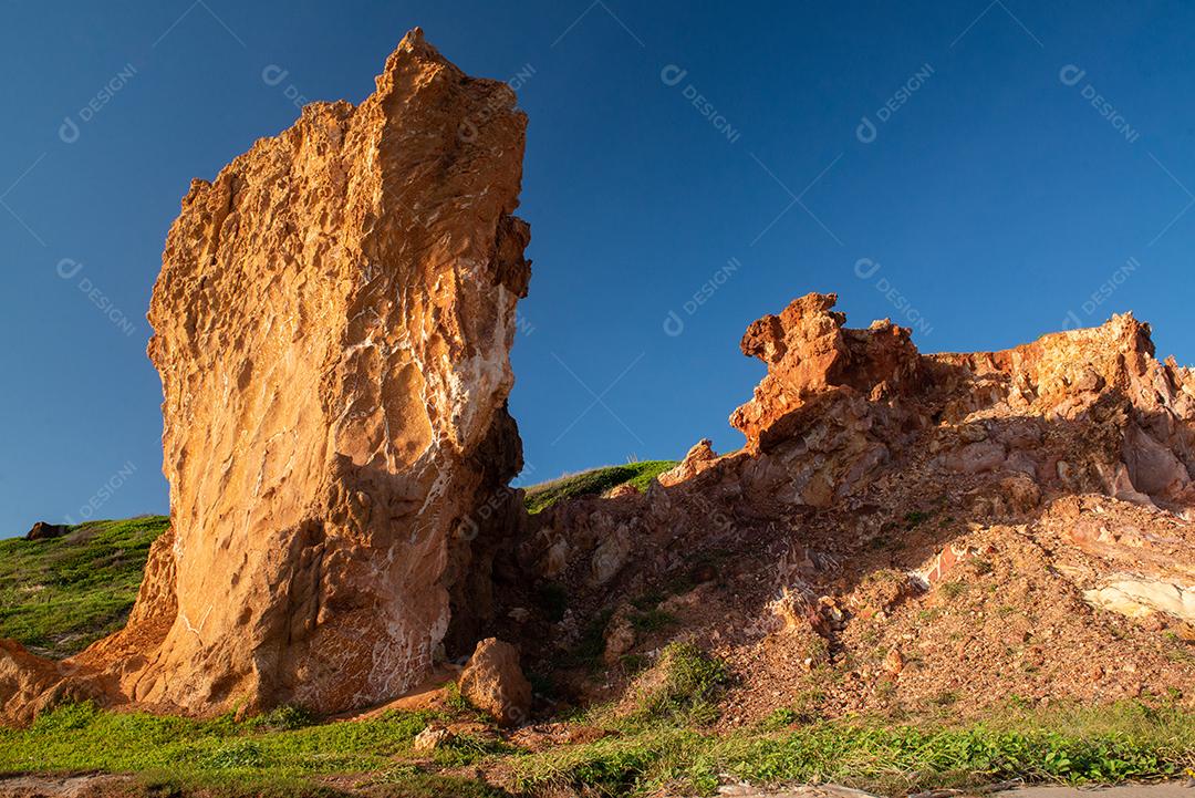 Penhasco de areias coloridas, de manhã cedo na praia de Peroba, Icapuí
