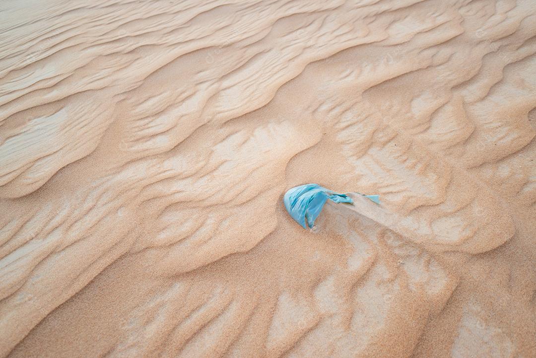 Plástico poluindo as dunas próximas à praia de Tatajuba, Camocim, Ceará