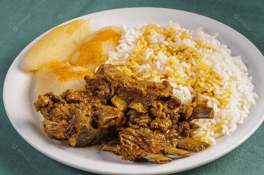 Costela de bode com arroz e mandioca. Culinária popular do nordeste do Brasil