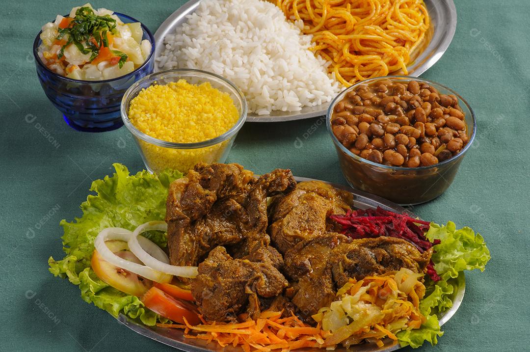 Fígado bovino com salada legumes. Acompanha feijão, arroz, massa, farinha e legumes