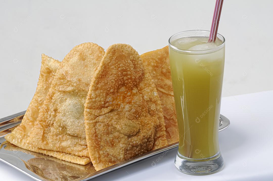 Gastronomia brasileira. Pastel e caldo de cana, lanche tradicional simples e barato