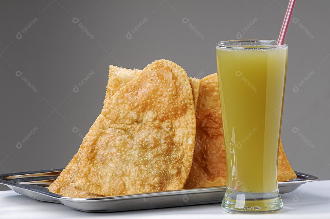 Gastronomia brasileira. Pastel e caldo de cana, lanche tradicional simples e barato