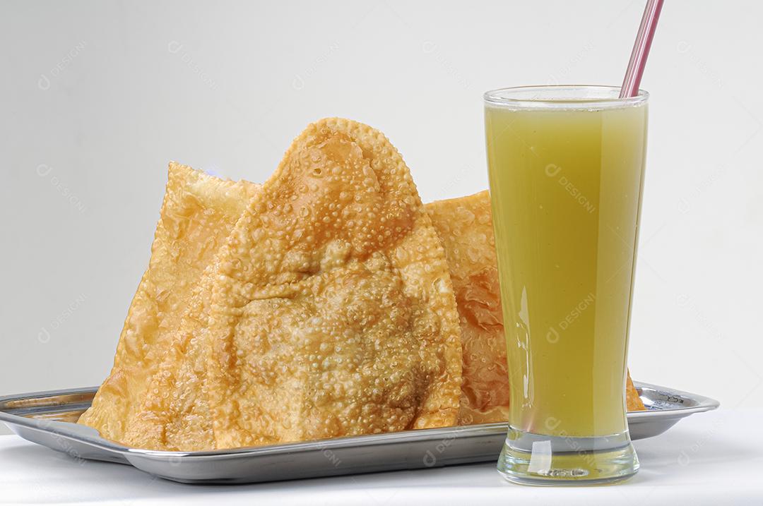 Gastronomia brasileira. Pastel e caldo de cana, lanche tradicional simples e barato