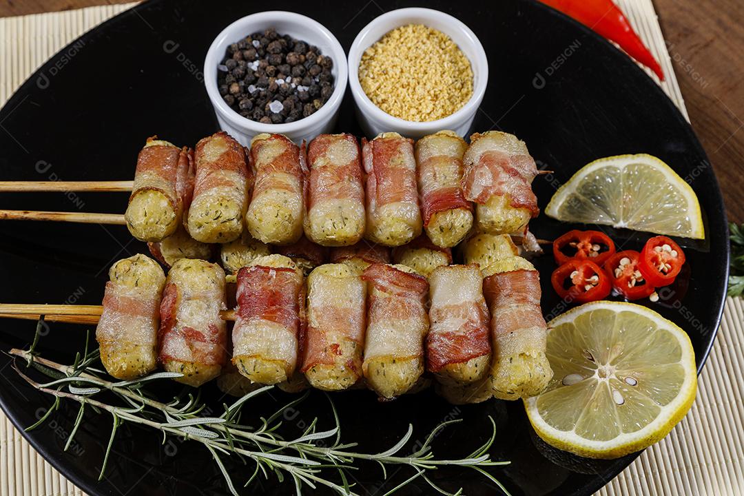 Espetos de mandioca envoltos em bacon, medalhão de mandioca JPG