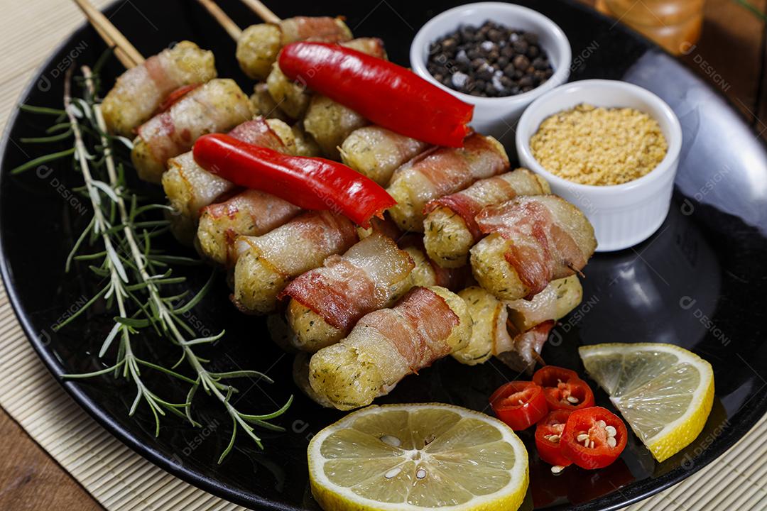 Espetos de mandioca envoltos em bacon, medalhão de mandioca JPG