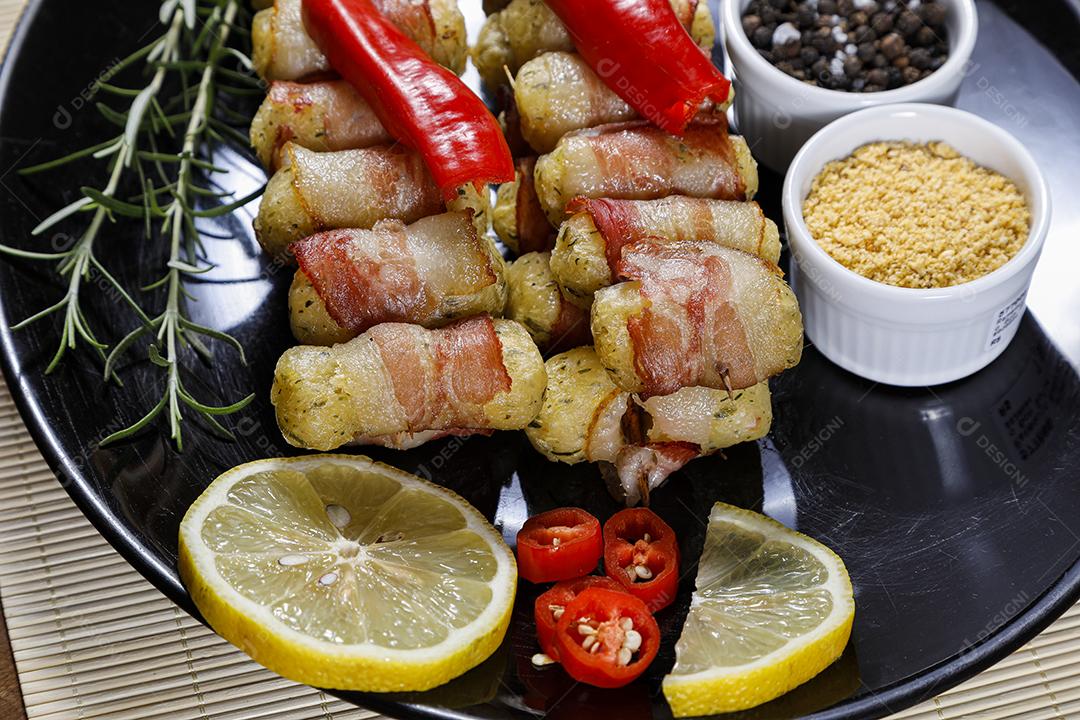 Espetos de mandioca envoltos em bacon, medalhão de mandioca JPG