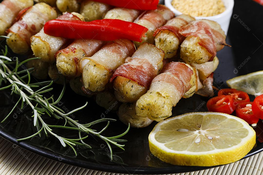 Espetos de mandioca envoltos em bacon, medalhão de mandioca JPG