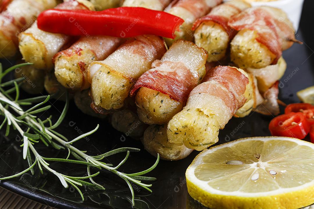 Espetos de mandioca envoltos em bacon, medalhão de mandioca JPG