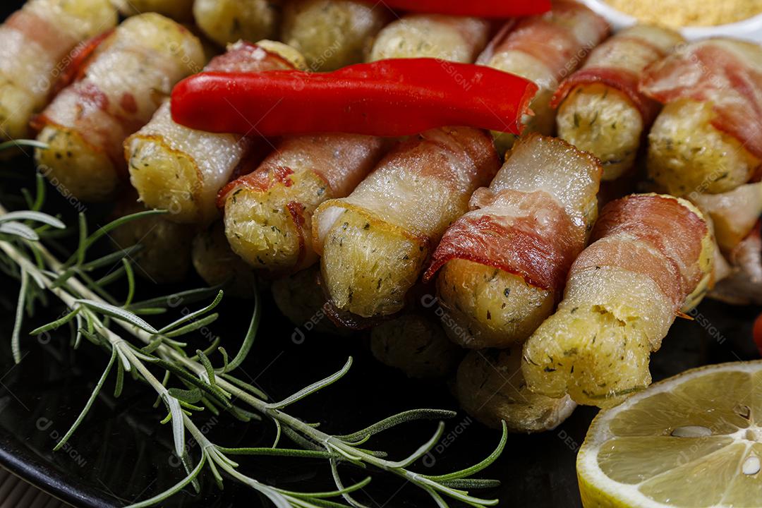 Espetos de mandioca envoltos em bacon, medalhão de mandioca JPG