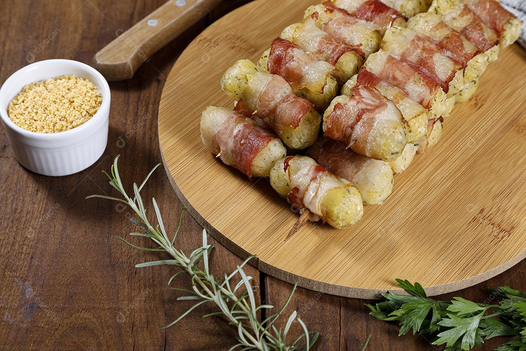 Espetos de mandioca envoltos em bacon, medalhão de mandioca JPG