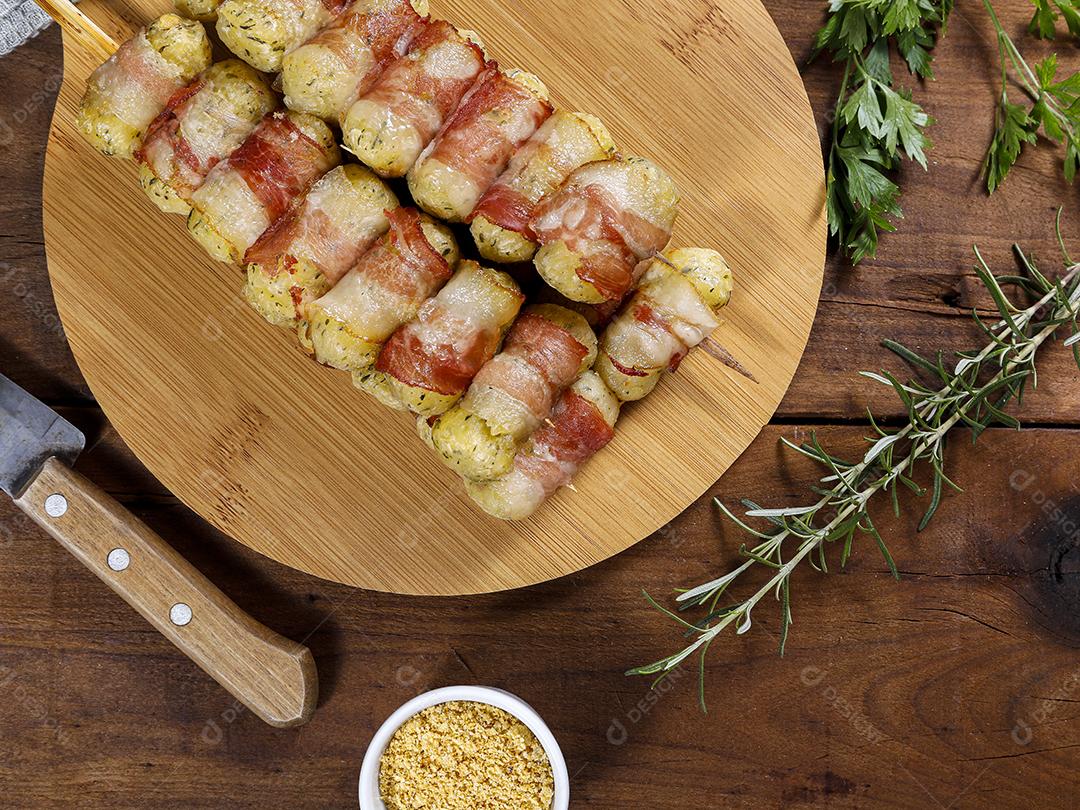 Espetos de mandioca envoltos em bacon, medalhão de mandioca JPG