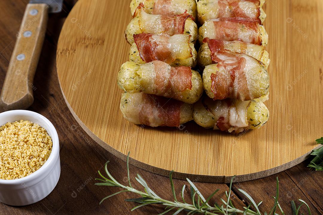 Espetos de mandioca envoltos em bacon, medalhão de mandioca JPG