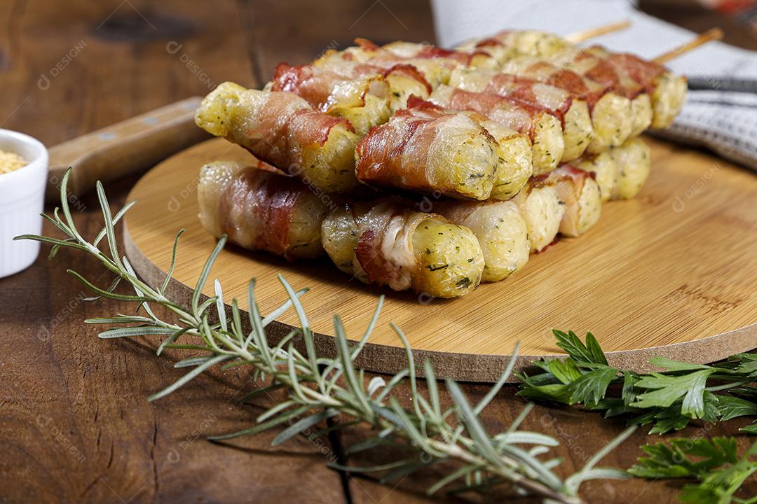 Espetos de mandioca envoltos em bacon, medalhão de mandioca JPG