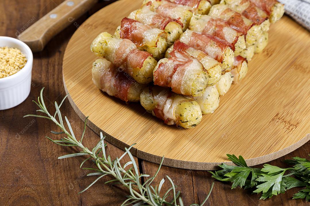 Espetos de mandioca envoltos em bacon, medalhão de mandioca JPG