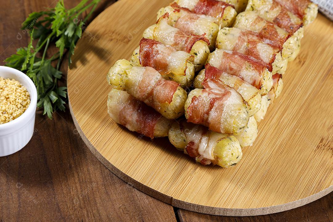 Espetos de mandioca envoltos em bacon, medalhão de mandioca JPG