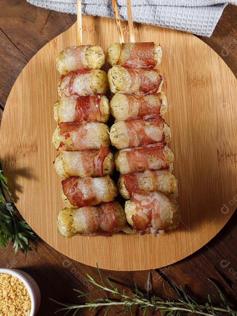 Espetos de mandioca envoltos em bacon, medalhão de mandioca JPG