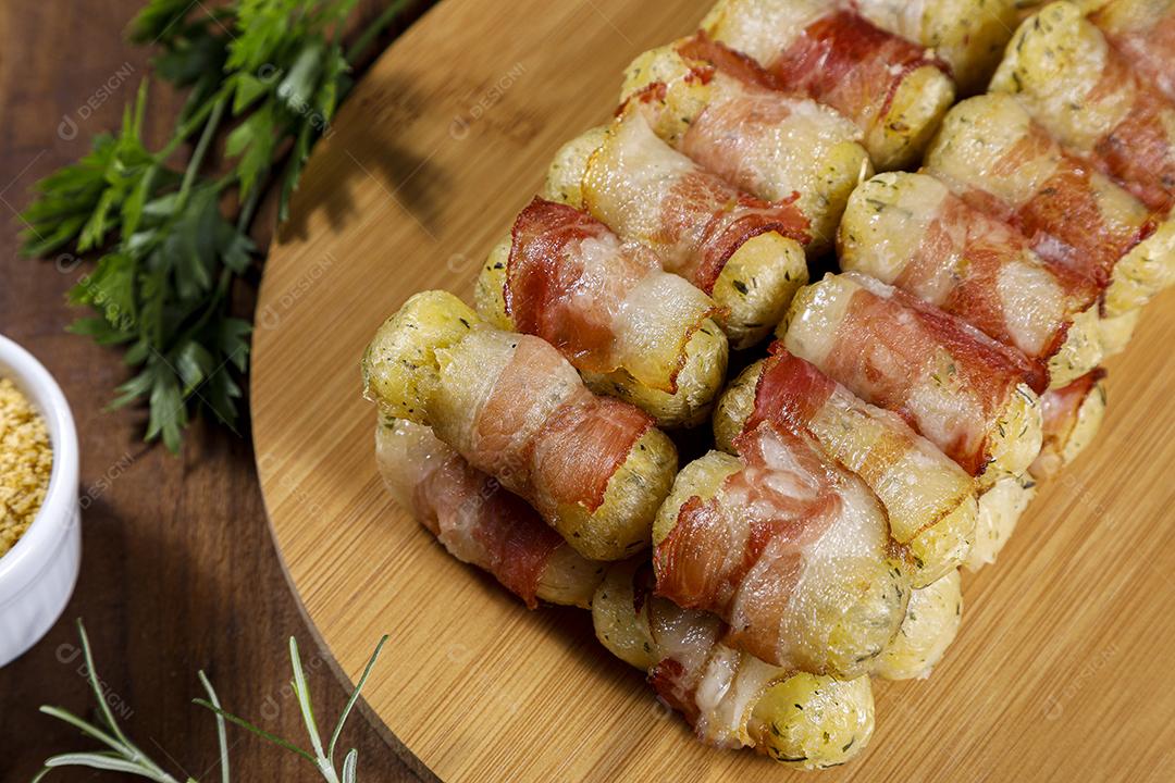 Espetos de mandioca envoltos em bacon, medalhão de mandioca JPG